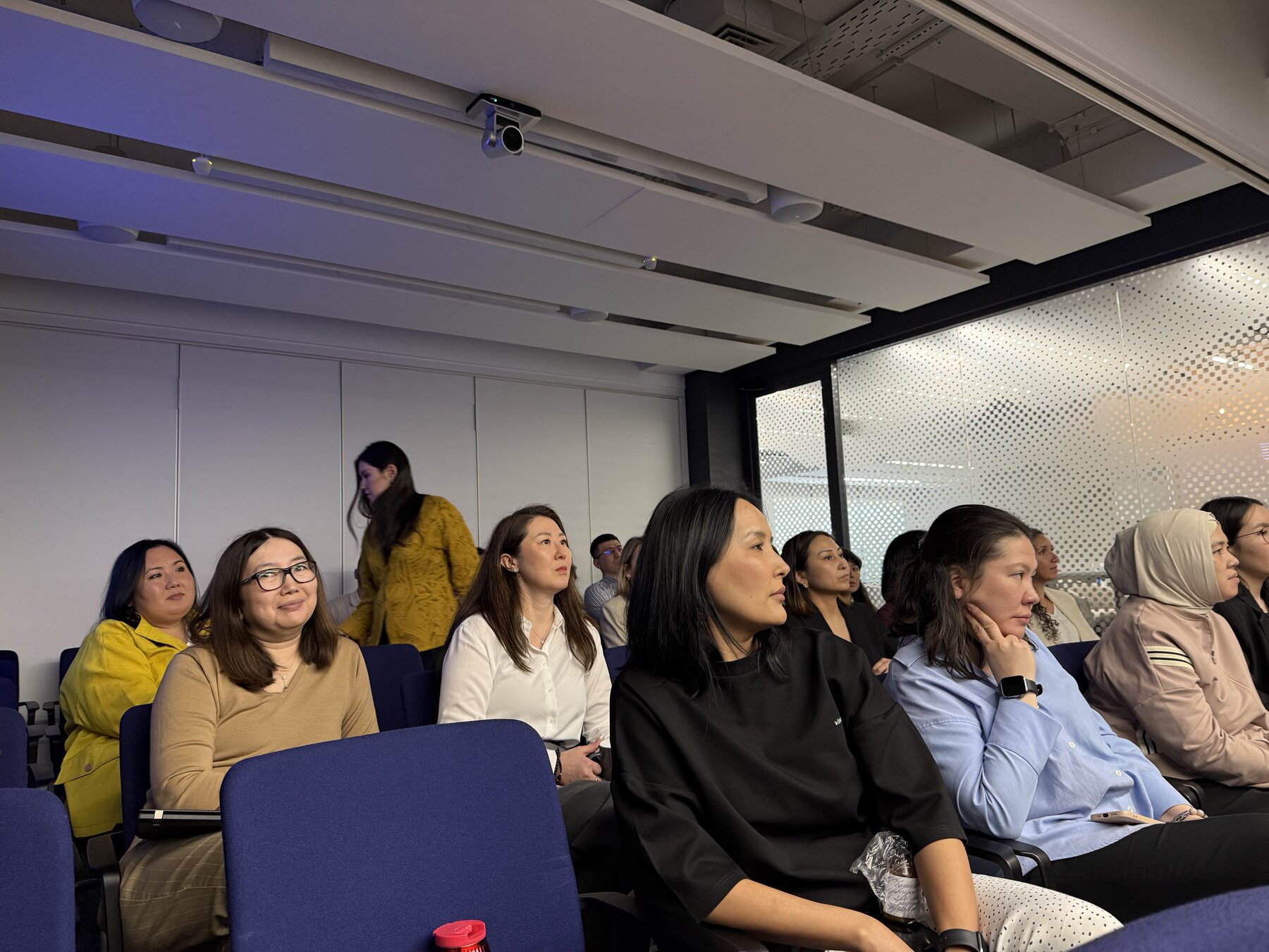 A packed room — Chevron WEN, fully engaged